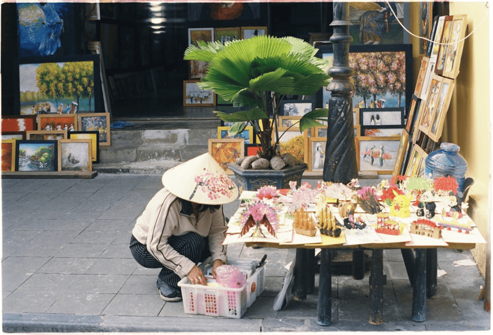 It’s easy to spot and take home wooden souvenirs carved with iconic Phu Quoc and Vietnam motifs, perfect as memorable gifts or souvenirs (Source: Pexels)